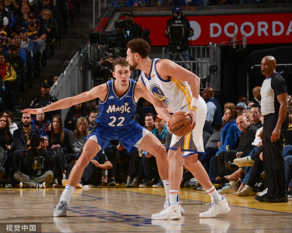 代足球中不 代足球中不